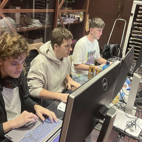 Patrik Stohanzl, Filip Semrád a Štěpán Dudycha programují na hackathonu Foxconn Funovation Hac24.