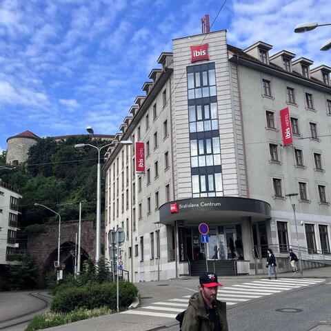 A hotel Ibis je v naprostém centru Bratislavy - přímo pod Bratislavským hradem. Normálně bychom se lehce nedoplatili. Díky moc vedení za slevu.