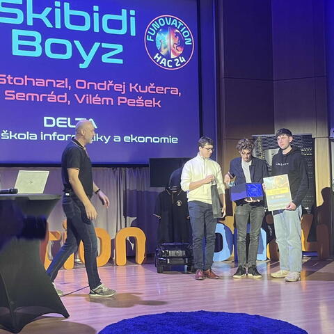 Tým Skibidi Boyz skončil na 3. místě v programátorském hackathonu Foxconn Funovation Hac24 (Patrik Stohanzl, Filip Semrád a Štěpán Dudycha).