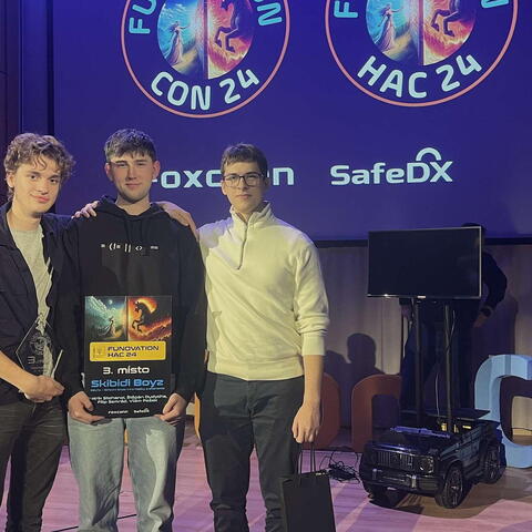 Tým Skibidi Boyz skončil na 3. místě v programátorském hackathonu Foxconn Funovation Hac24 (Patrik Stohanzl, Filip Semrád a Štěpán Dudycha).